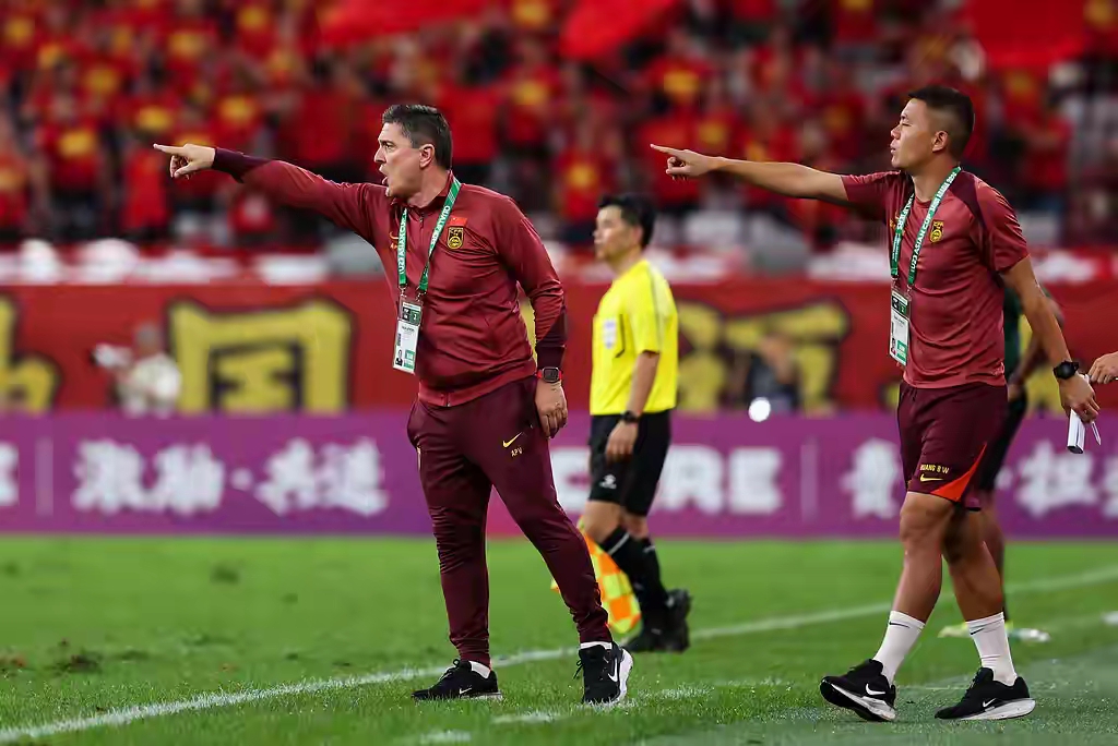 包含青年足球队技艺精湛，备战国际比赛信心百倍的词条